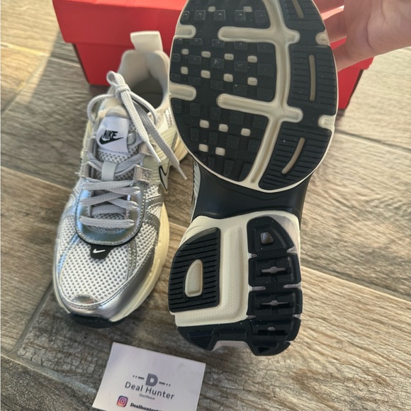 Brand New Nike V2K Run “Summit White Metallic Silver “ Women’s Shoes FD0736-100 - Picture 6 of 12